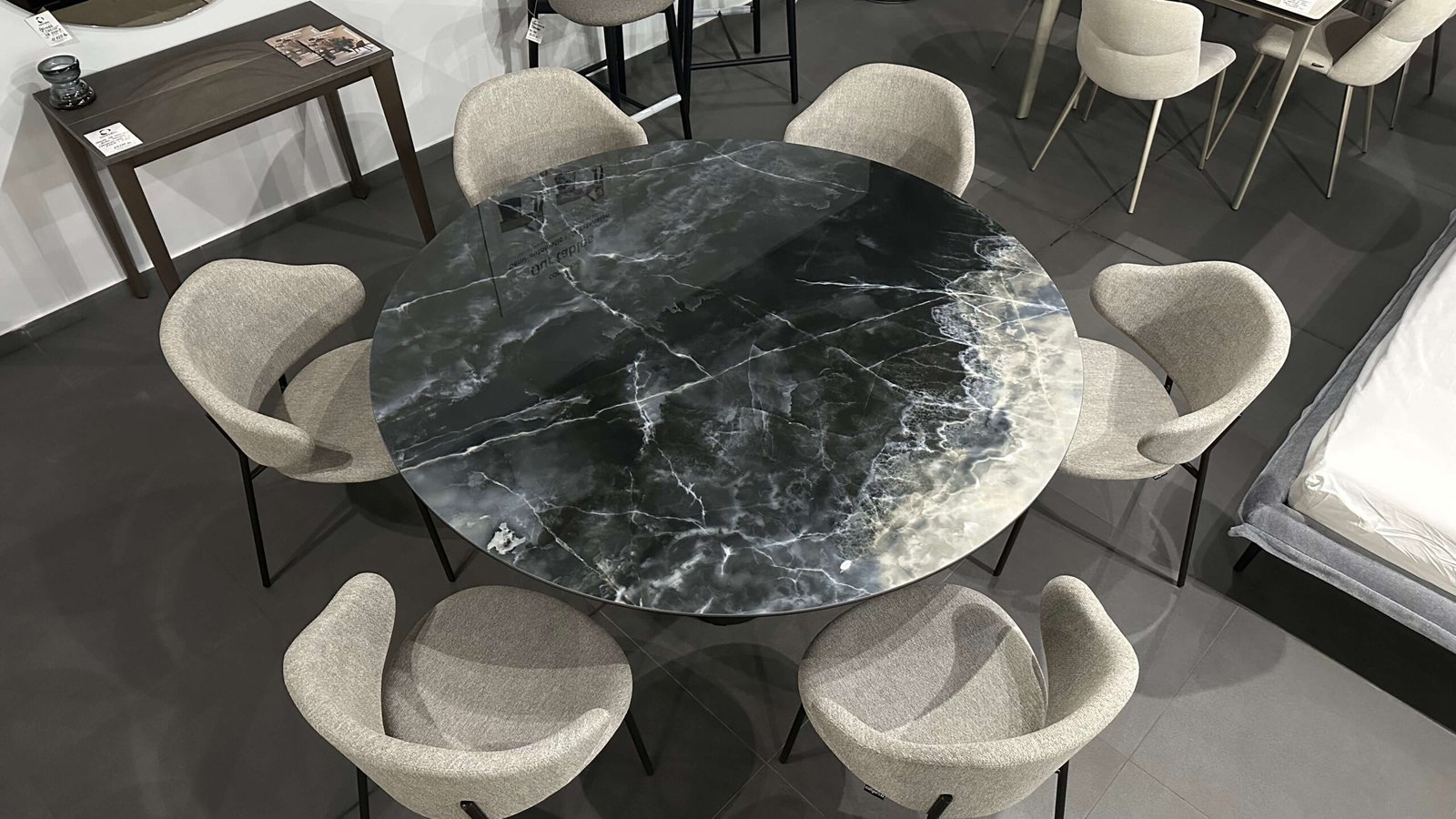 Masa Twins și scaunele Holly de la Calligaris.