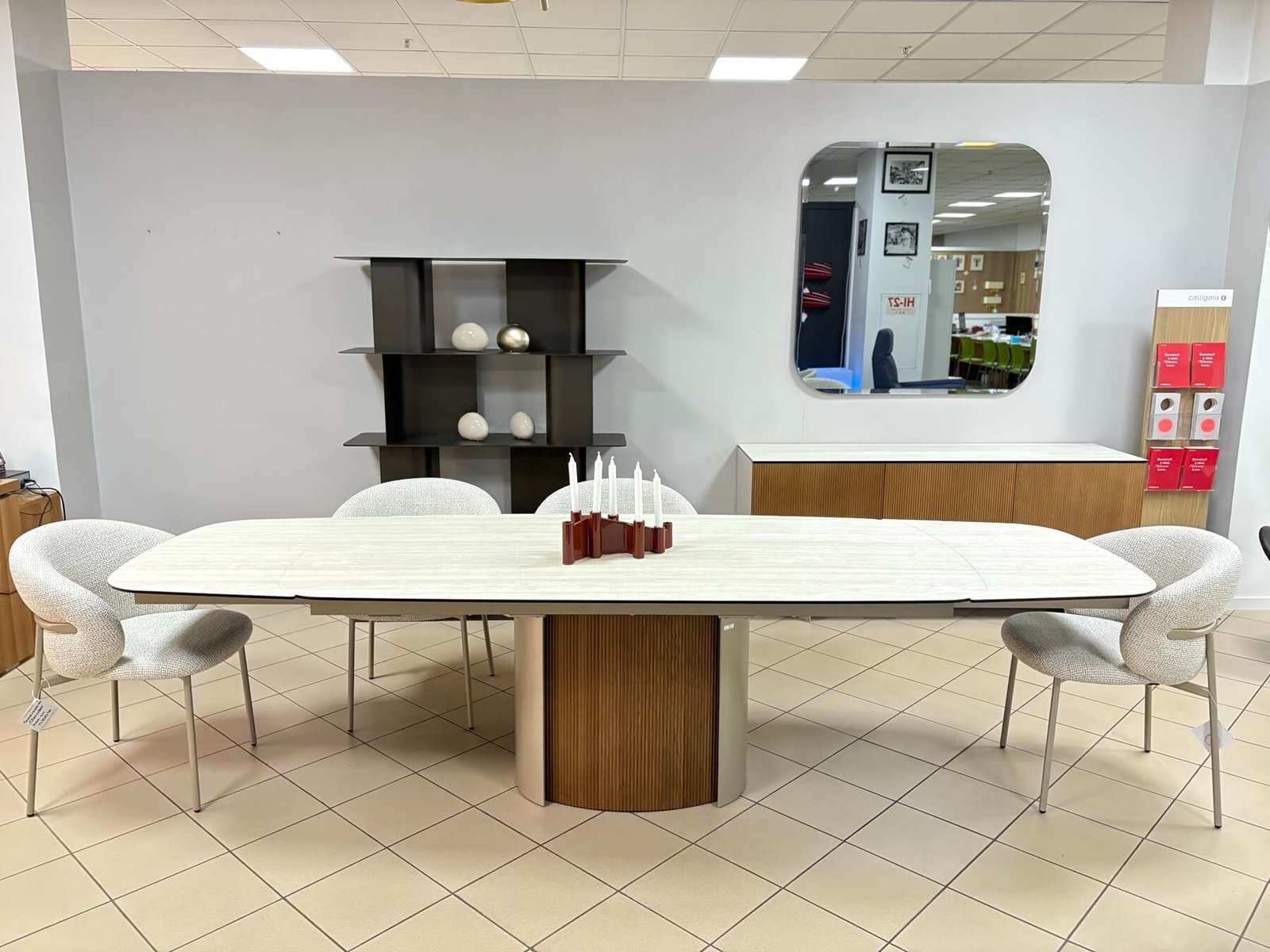 Masa Yoroi, scaunele Oleandro și comoda Universal.