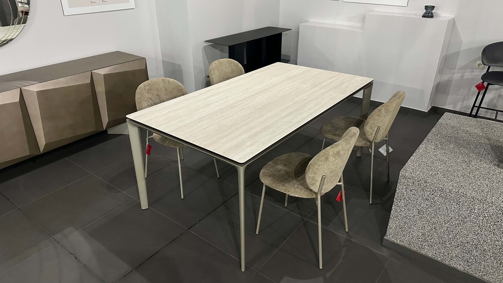 Masa Boma, scaunele Ines și comoda Alterego.