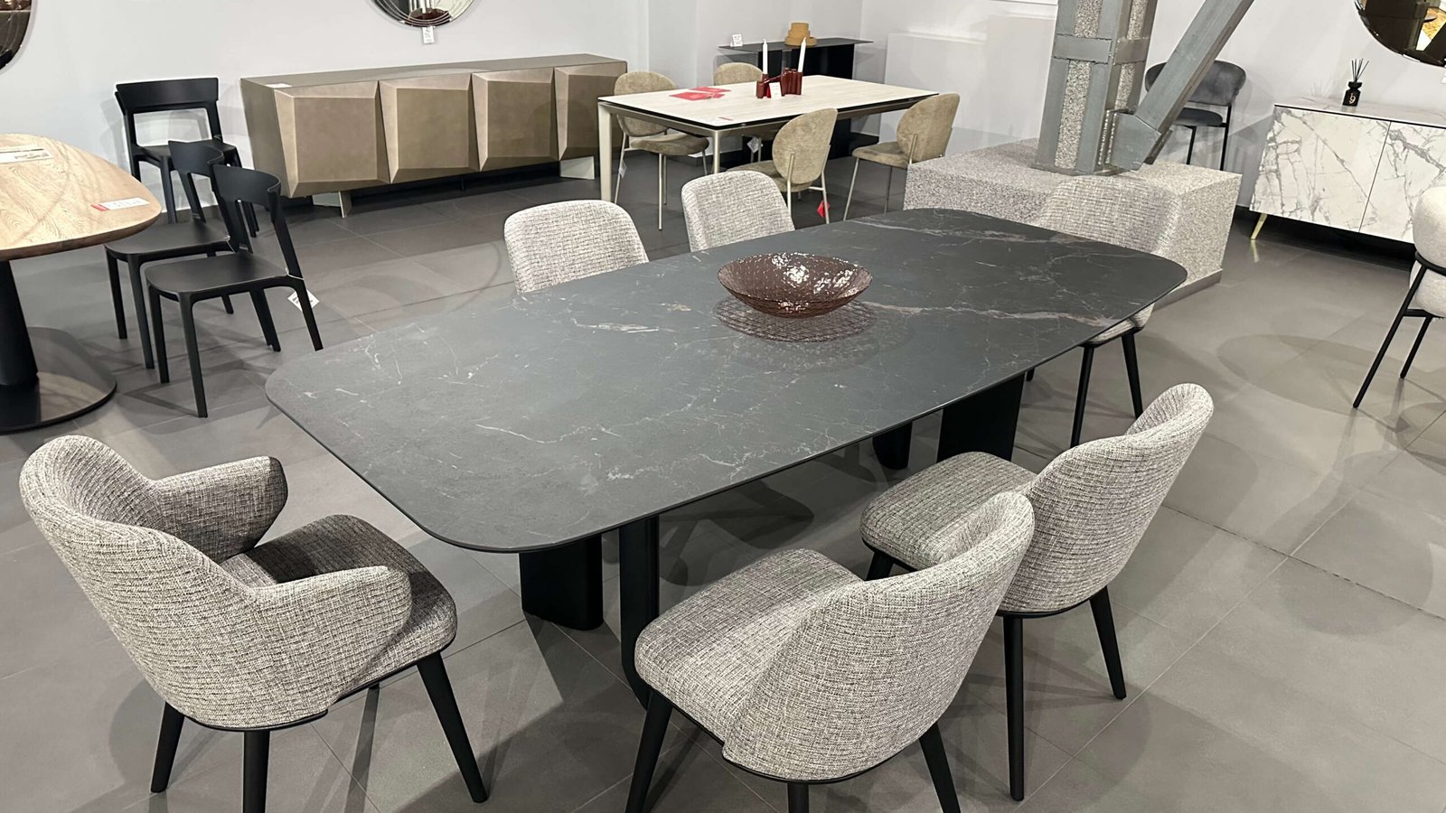 Masa Sandy și scaunele Foyer de la Calligaris.